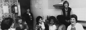 Beboere sidder i et etagekøkken og hygger sig, Kvindehjemmets historie
