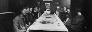 Beboere og personalet er samlet til fællesspisning, Kvindehjemmets historie