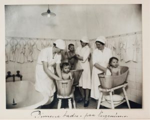 Børnene i vuggestuen bliver vasket i baljer, Kvindehjemmets historie