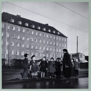 En række børn står foran Kvindehjemmet på Jagtvej, Kvindehjemmets historie