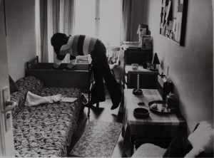 En kvinde putter sit barn inde på sit værelse, Kvindehjemmets historie