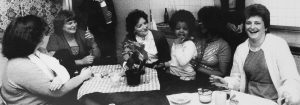 Beboere sidder i et etagekøkken og hygger sig, Kvindehjemmets historie