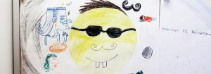 En tegning af en smiley med solbriller på